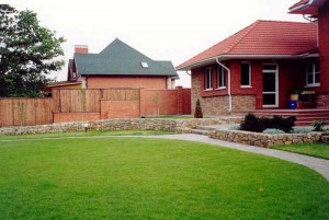 Как правильно обустроить газон возле дома?