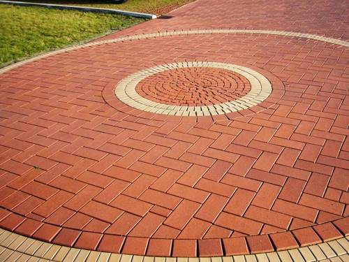 Тротуарная плитка и особенности ее использования при оформлении садовых дорожек