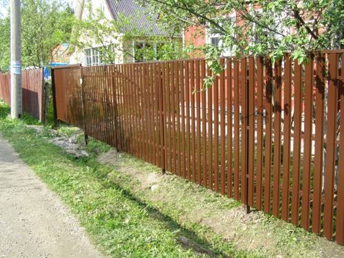 Забор из металлического штакетника – защита и эстетичность
