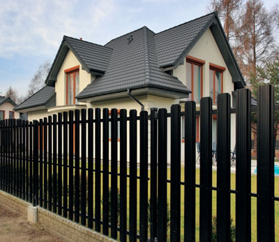 Разнообразие материалов для создания заборов для загородного дома