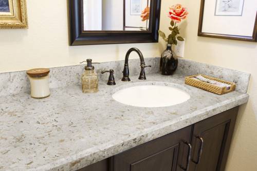 Столешница из искусственного камня – преимущества и требования